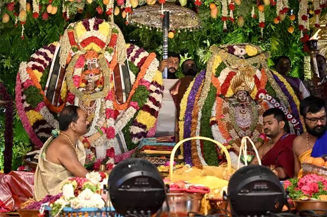 జయజయధ్వానాల నడుమ బల్కంపేట ఎల్లమ్మ కల్యాణం.. ప్రభుత్వ పట్టువస్త్రాలు సమర్పించిన మంత్రులు!