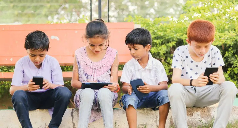 పిల్లలు ఫోన్ వదలట్లేదా? రీల్స్ వ్యసనం నుండి బయటపడేసే సింపుల్ పేరెంటింగ్ టిప్స్!