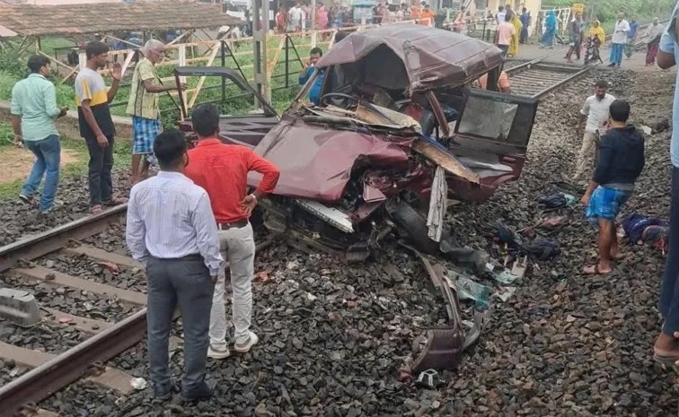 West Bengal: ఘోర రైలు ప్రమాదం: స్కూల్ వ్యాన్‌ను ఢీకొట్టిన ప్యాసింజర్.. ముగ్గురు మృతి