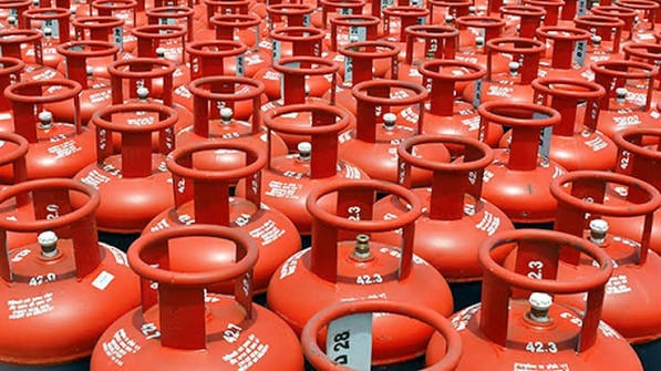 Gas Cylinder: ఎల్పీజీ వినియోగదారులకు కేంద్రం బిగ్ అలర్ట్: ఆగస్టు 16 లోగా ఈ-కేవైసీ పూర్తి చేయడం తప్పనిసరి!