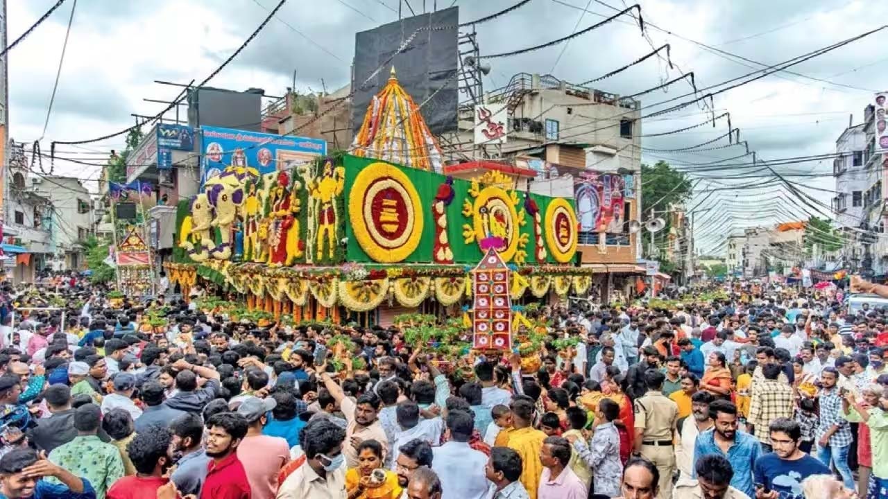 Lal Darwaza: లాల్ దర్వాజా వెనుక ఉన్న అసలు కథ: నిజంగానే అక్కడ ఎర్రటి ద్వారం ఉండేదా? ల్యాండ్‌మార్క్ నుంచి లాల్ దర్వాజా వరకు ఆసక్తికర చరిత్ర!