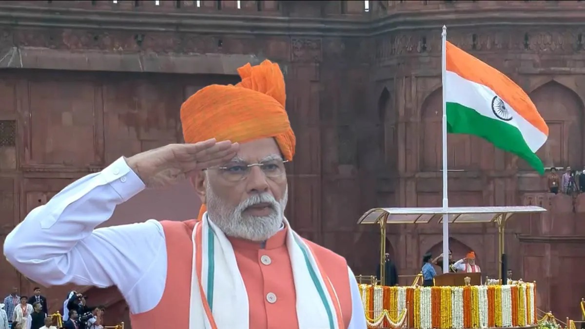 80వ స్వాతంత్య్ర దినోత్సవం: ఎర్రకోటపై త్రివర్ణ పతాకం ఆవిష్కరించిన ప్రధాని నరేంద్ర మోదీ