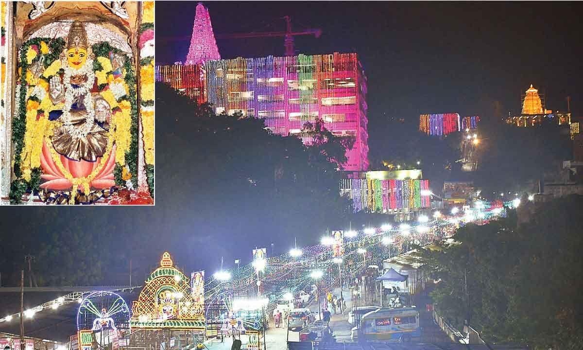 ఇంద్రకీలాద్రిపై దసరా వైభవం: విజయవాడ కనకదుర్గమ్మ శరన్నవరాత్రి మహోత్సవాల పూర్తి సమాచారం